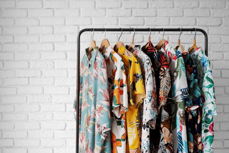 clothing-rack-with-hawaiian-shirts-with-floral-print رگال لباس انتخابی هوشمندانه