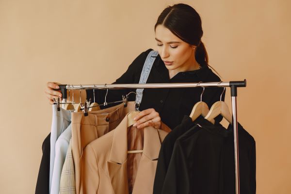 woman-studio-with-many-clothes رگال لباس انتخابی هوشمندانه